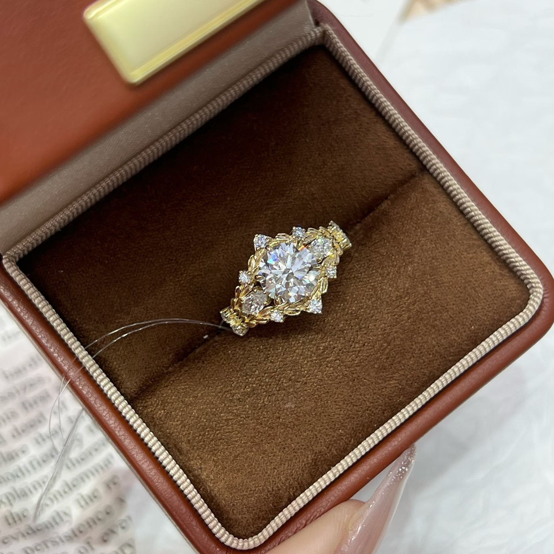 Classic diamond ring, style DR0282