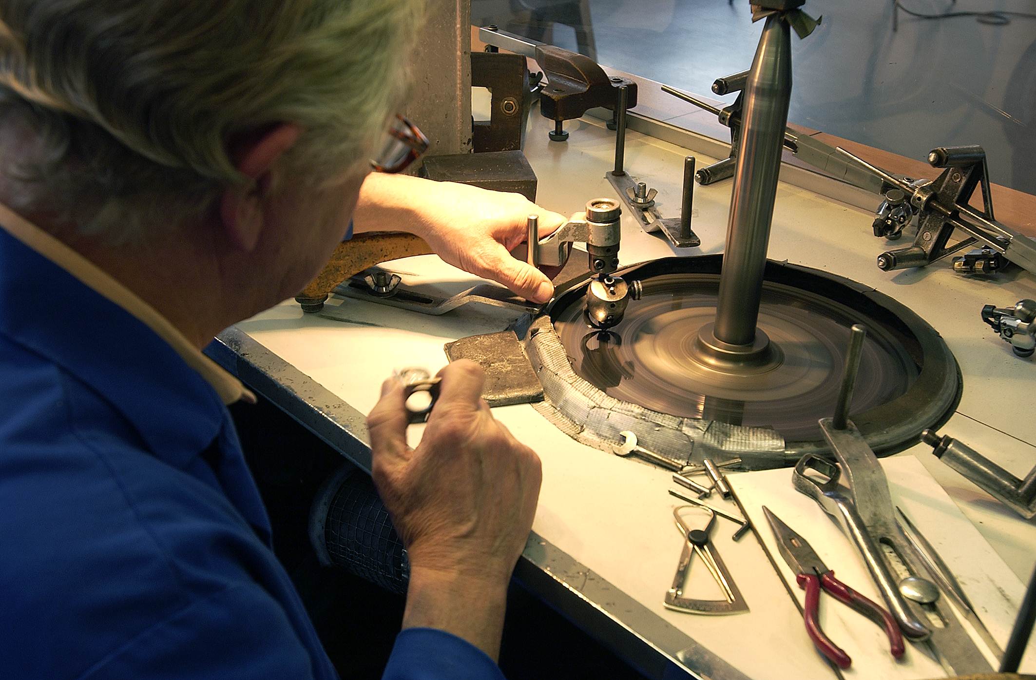 Diamond polishing wheel and equipment in use